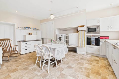 Thorneville House, Knaresborough - Host & Stay