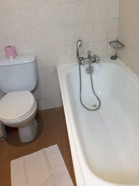 Single Room | Bathroom | Free toiletries, hair dryer, towels