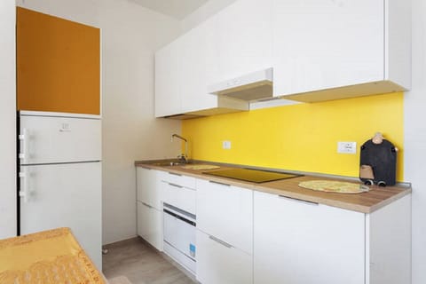 Apartment, City View | Private kitchen