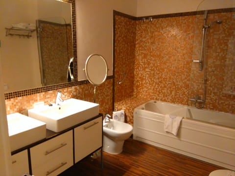 Double Room | Bathroom | Hydromassage showerhead, free toiletries, hair dryer, bidet