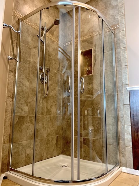 Luxury Suite, 1 Queen Bed, Garden View | Bathroom shower