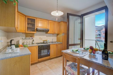 Fridge, oven, stovetop, coffee/tea maker