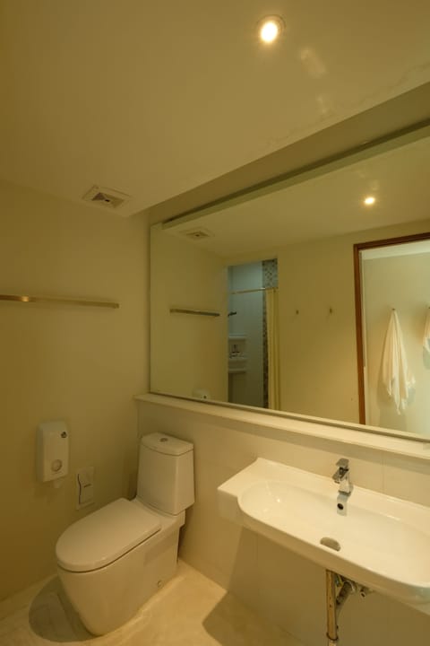 Garden Suit Room E | Bathroom amenities | Shower, free toiletries, hair dryer, bathrobes