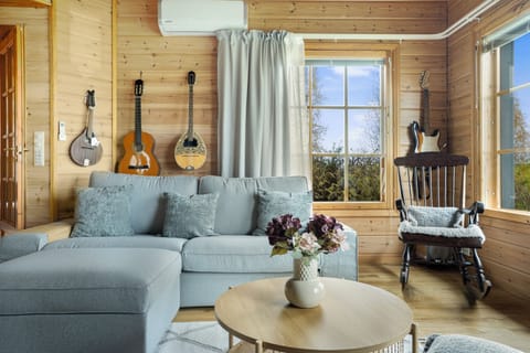 Comfort House, Patio, River View | Living area