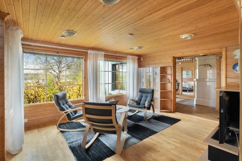 Comfort House, Patio, River View | Living area