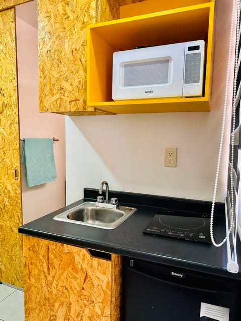 Economy Studio, 1 Twin Bed | Private kitchen | Microwave, stovetop, cookware/dishes/utensils