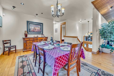 Dining area: 9-person dining table, 6-person bar seating