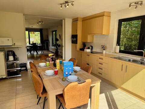 Bright kitchen with breakfast table and coffee & tea corner to start your day