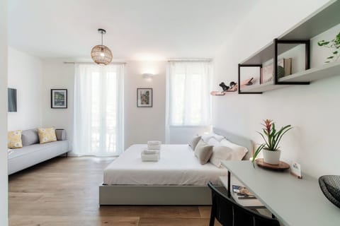 Superior Studio Suite, Lake View | Blackout drapes, iron/ironing board, free WiFi