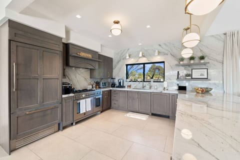 Beautiful counter tops, ample work surfaces and plenty of storage in the kitchen