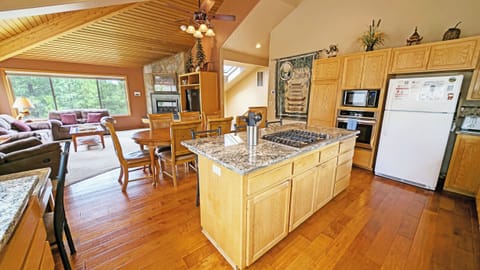 Gas Stove, Island seats 4