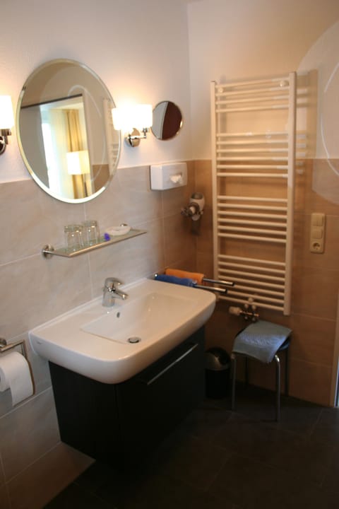 Suite, Balcony | Bathroom | Shower, free toiletries, towels