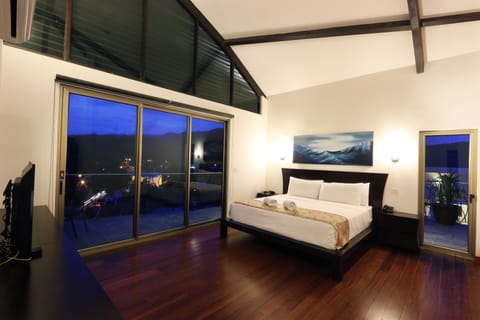Antarctic Ocean Penthouse, 6 Bedrooms, 5.5 Bathrooms, Kitchen  & 2 Plunge Pool | 1 bedroom, premium bedding, pillowtop beds, in-room safe