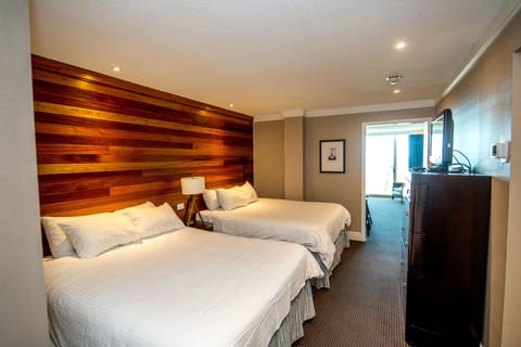 (IV) Oceanfront Suite | In-room safe, free WiFi, bed sheets