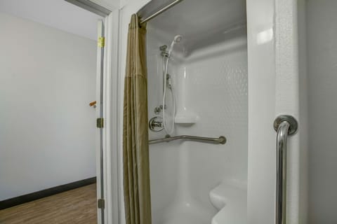 Deluxe Room, 2 Queen Beds, Accessible, Non Smoking | Bathroom shower