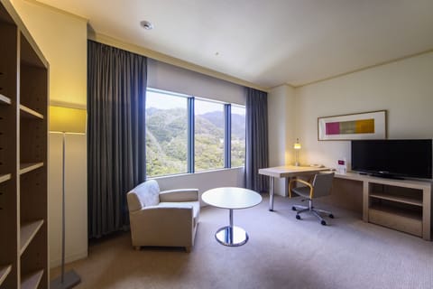 Suite, 1 Bedroom, Business Lounge Access, Mountain View | In-room safe, desk, laptop workspace, blackout drapes