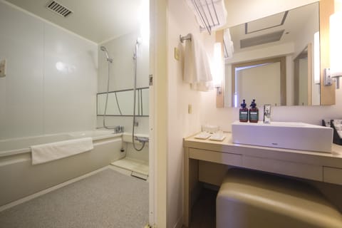 Suite, 2 Bedrooms, Business Lounge Access, City View | Bathroom | Combined shower/tub, free toiletries, hair dryer, slippers