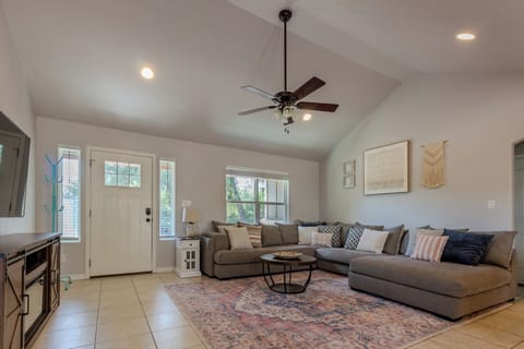 Spacious living room w/ vaulted ceilings, comfy sectional & electric fireplace