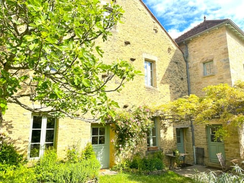 Facade extérieure gîte bourguignon clos de fougères