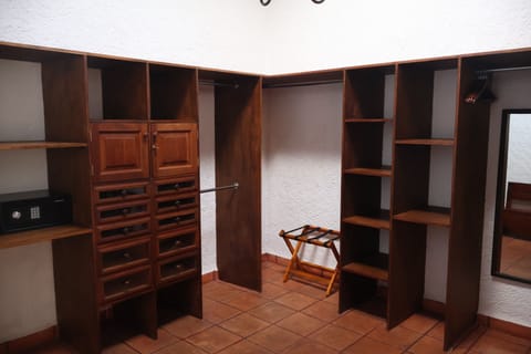 Deluxe Room | Bathroom | Towels, soap, shampoo, toilet paper