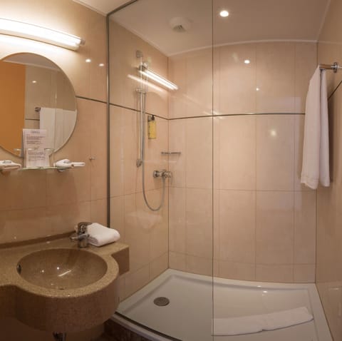 Comfort Double Room | Bathroom | Shower, hair dryer, towels