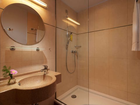 Comfort Double Room | Bathroom shower