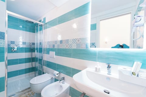 Apartment | Bathroom | Shower, rainfall showerhead, free toiletries, hair dryer