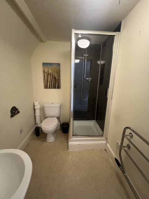 Standard Double or Twin Room, Ensuite, Sea View | Bathroom | Shower, towels, toilet paper