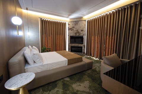 Luxury Suite, City View | Desk, laptop workspace, free WiFi