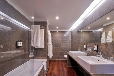 Deluxe Suite, City View | Bathroom | Shower, free toiletries, hair dryer, bidet