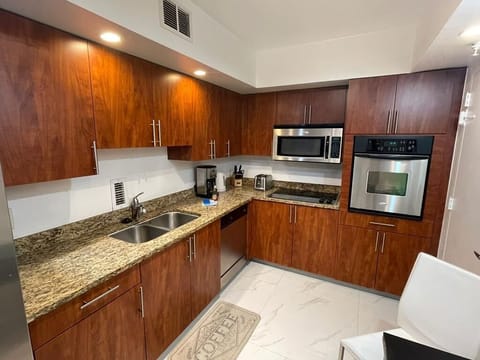 Relax by the Sea – Spacious Apartment with Beautiful Views (7950)