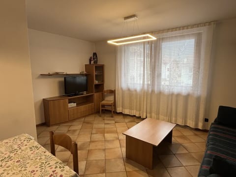 Flooring, Floor, Furniture, Interior Design, Wood, Room, Ceiling, Lighting, Apartment, Wood Flooring