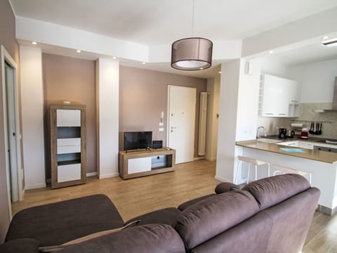 Shrub, Garden, Yard, Landscaping, Driveway, Villa, Hacienda, Farmhouse, Balcony, Eco Hotel