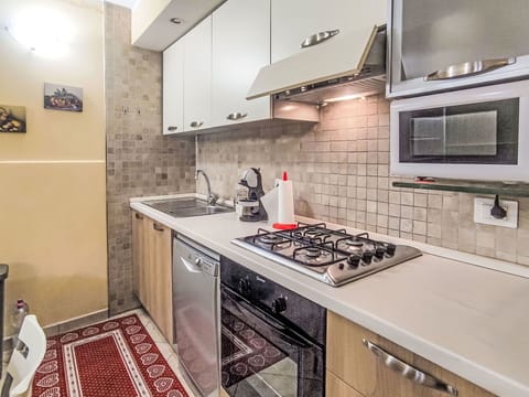 Kitchen Appliance, Kitchen, Major Appliance, Countertop, Kitchen Stove, Home Appliance, Stove, Cabinetry, Gas Stove, Flooring