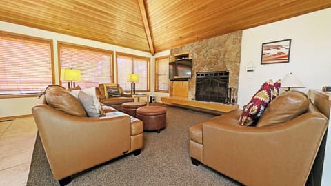 Red Cedar 53: Upstairs, Living