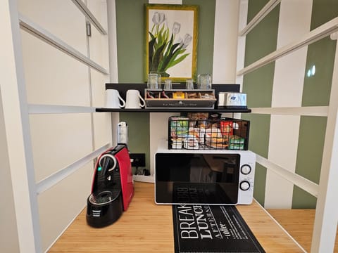 Double or Twin Room, Patio, Courtyard View | Private kitchen | Mini-fridge, microwave, cookware/dishes/utensils