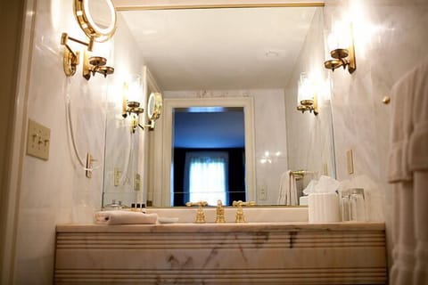 Luxury Suite | Bathroom sink