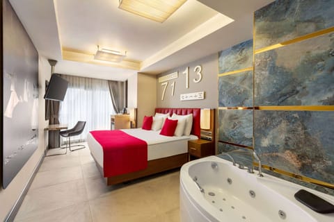 Deluxe Room, 1 Twin Bed, Jetted Tub | Premium bedding, minibar, in-room safe, individually decorated