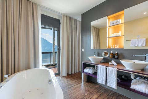 Panorama Lake View Junior Suite | Bathroom | Shower, free toiletries, hair dryer, towels