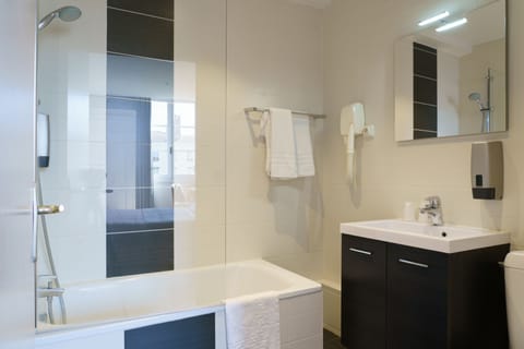 Superior Double Room | Bathroom | Free toiletries, hair dryer, towels