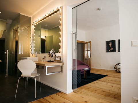 Suite (Maisonette) | Bathroom | Free toiletries, hair dryer, towels, soap
