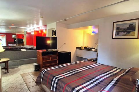 Room, 1 King Bed, Non Smoking (Jetted Tub) | Desk, iron/ironing board, free WiFi, bed sheets