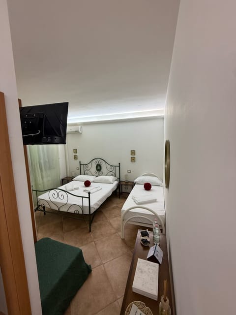 Triple Room, Patio, Garden View | Bathroom