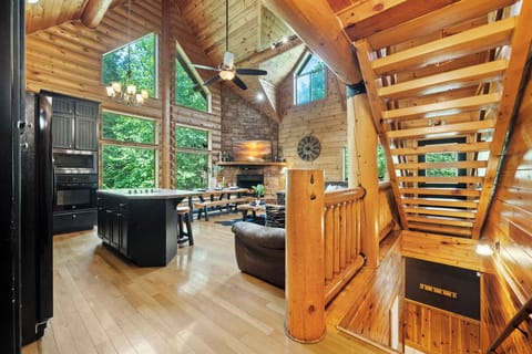 High ceilings and great vibes. We love this bright, airy spot! 💖