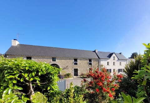 Façade longère, partie blanche réservée aux propriétaires