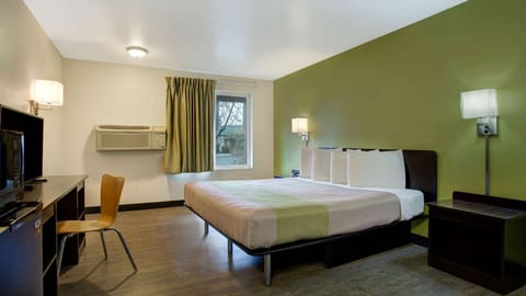 Deluxe Room, 1 Queen Bed, Non Smoking, Refrigerator & Microwave | Premium bedding, Select Comfort beds, desk, blackout drapes