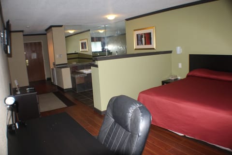 Standard Room, 1 King Bed, Jetted Tub | Desk, free WiFi