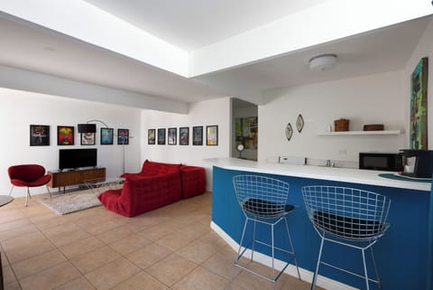 Take it easy in Suite 15.