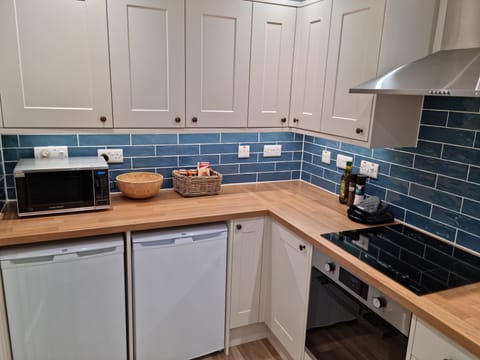 Fully fitted kitchen with cooker, microwave, dishwasher and washing machine