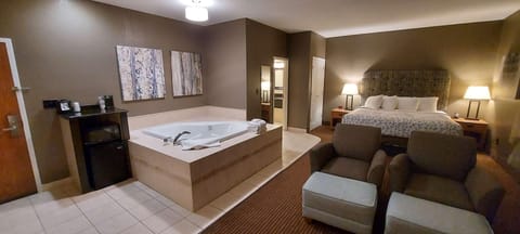 Suite, 1 King Bed, Non Smoking, Jetted Tub | Room amenity